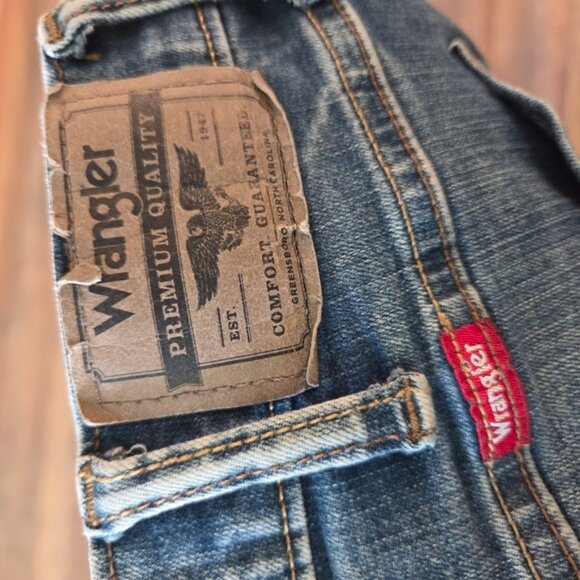 Wrangler Classic Blue Denim Jeans - Picture 4 of 5